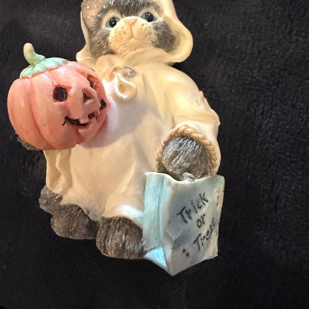 1995 Priscilla Hillman Halloween Cat Figurine with Pumpkin